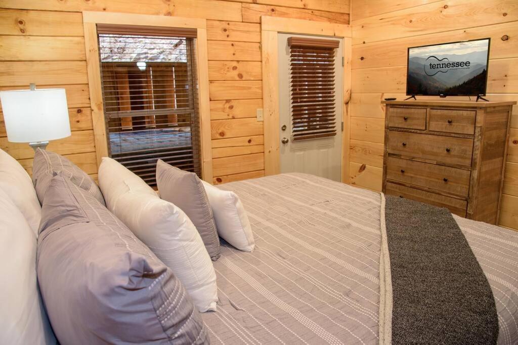 Spacious 2800 Sq Ft-Cozy Wood Cabin-New Build Pigeon Forge Esterno foto