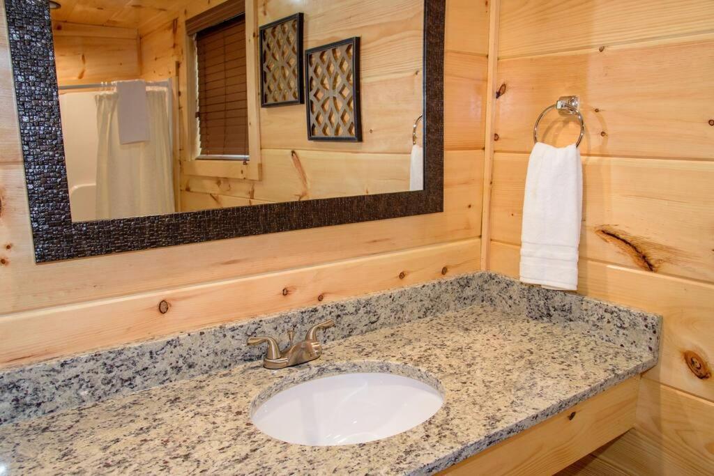 Spacious 2800 Sq Ft-Cozy Wood Cabin-New Build Pigeon Forge Esterno foto